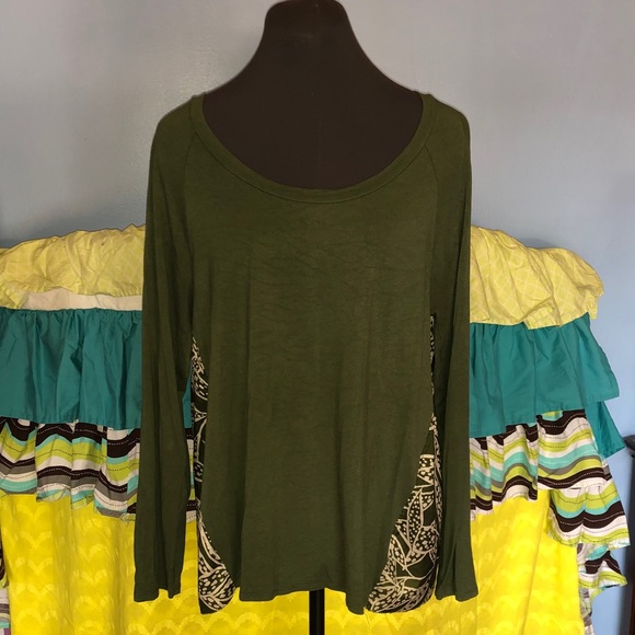 💐Flowy Olive Raglan with Floral back - Picture 2 of 5